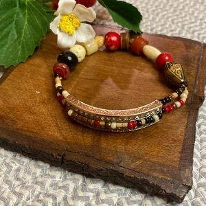 Chico’s Carved Faux Ivory Mixed Bead Stretch Bracelet J061